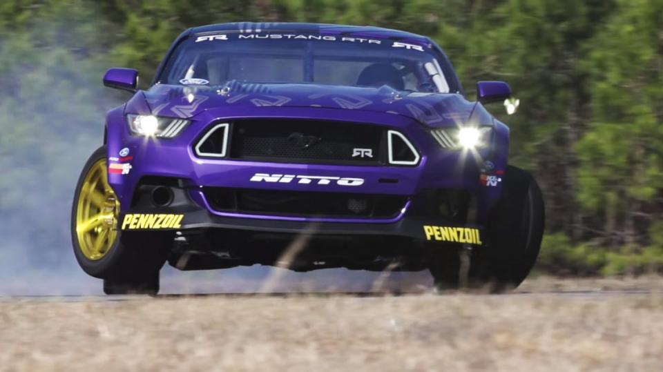 Fialový Mustang je parádní přírůstek do série Formula Drift.
